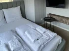 Pokój rodzinny ma podwójne łóżko i dodatkowo sofę
