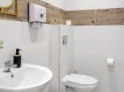 W łazience jest pełen węzeł sanitarny z kabiną prysznicową