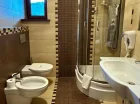 Łazienkę wyposażono w prysznic, bidet, tekstylia hotelowe, podgrzewaną podłogę