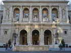 850 m od hotelu znajduje się budynek Opery