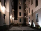 Okna niektórych apartamentów wychodzą na wewnętrzny dziedziniec