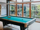 Hotel zbudowany jest w formie patio, w hallu stoi stół bilardowy