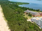 Kompleks powstał pomiędzy Bałtykiem i jeziorem Jamno, blisko nadmorskiej plaży