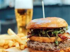Burgery i inne potrawy z grilla przyciągają nie tylko hotelowych gości