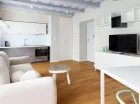 Apartament 2+2 z widokiem na ogród jest urządzony w jasnych barwach