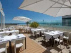 Hotelowa restauracja ma taras z widokiem na morze