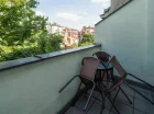 Z balkonów widać zieleń i praskie budynki
