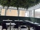 Nowoczesna restauracja hotelowa wyróżnia się dużym przeszkleniem