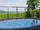 Zewnętrzne jacuzzi z widokiem na góry jest czynne cały rok