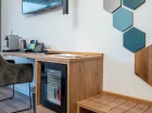 W każdym pokoju jest TV, wifi, sejf, czajnik, ekspres do kawy, minibar