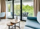 Apartamenty mają balkony lub tarasy