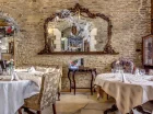 Stylowa sala restauracyjna w XIX-wiecznym budynku