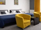 Do dyspozycji gości oddano komfortowe pokoje (na zdjęciu pokój Lux 2+1)