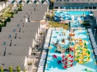 Domki i apartamenty powstały wokół kompleksu zewnętrznych basenów