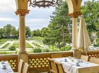 Hotel jest otoczony pięknym zadbanym parkiem i ogrodem
