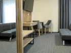 Pokój hotelowy komfort taras+ ma dodatkowo rozkładaną sofę