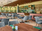 W hotelu mieści się elegancka restauracja z przeszkloną ścianą