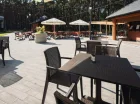 Latem można skorzystać ze stolików na tarasie w hotelowym ogrodzie