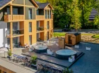 Na tarasie Rezydencji Aqua mieszczą się całoroczne zewnętrzne jacuzzi i sauna