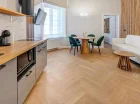 Apartament 2+2 z sauną ma przestronny pokój dzienny