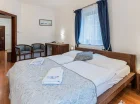 Każdy pokój jest wyposażony w minibar czy sejf