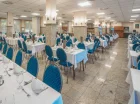 Przestronna hotelowa restauracja oferuje śniadania i obiadokolacje