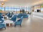 Lobby z widokiem na jezioro