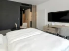 W każdym pokoju znajdziemy klimatyzację, balkon, minibar, smart TV