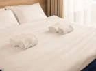 Sypialnia z podwójnym łóżkiem w apartamencie Boho