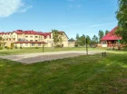 W ośrodku jest boisko i duży obszar rekreacyjny