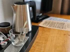 W pokoju jest zestaw do parzenia kawy i herbaty