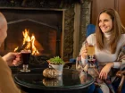 Przy kominku można wypić ulubiony napój