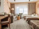 Hotel umożliwia zakwaterowanie w jasnych przestronnych pokojach