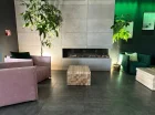W lobby jest kominek