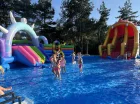 Atrakcją od 2026 roku jest sezonowy wodny plac zabaw