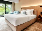 Sypialnia z podwójnym łóżkiem w apartamencie