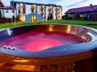 Zewnętrzne jacuzzi w formie balii to świetny sposób na relaks