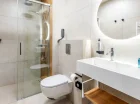 Każdy apartament ma nowoczesną łazienkę