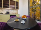 W salonie apartamentu rodzinnego jest aneks kuchenny