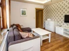 W apartamencie jest część wypoczynkowa z kącikiem TV