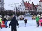 Zimą w Sopocie działa lodowisko, a w hotelu można wypożyczyć sanki