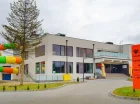 Basen i długa zjeżdżalnia tworzą kameralny aquapark dla gości