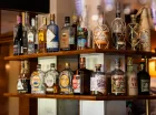 W lobby jest bar z bogatą ofertą alkoholi i innych napojów