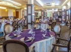 W hotelu mieści się przestronna sala restauracyjna