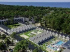 Resort jest położony blisko plaży, pośród sosnowego lasu