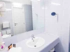 Każdy pokój ma łazienkę z wanną lub prysznicem i suszarką do włosów