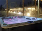 Zewnętrzna strefa wellness składa się z saun i jacuzzi