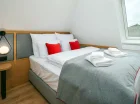 Deluxe Queen Size ma 2-osobową sypialnię oraz rozkładaną sofę