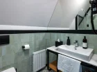 W łazience są kosmetyki oraz suszarka do włosów