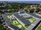 Na terenie resortu mieści się kilka placów zabaw